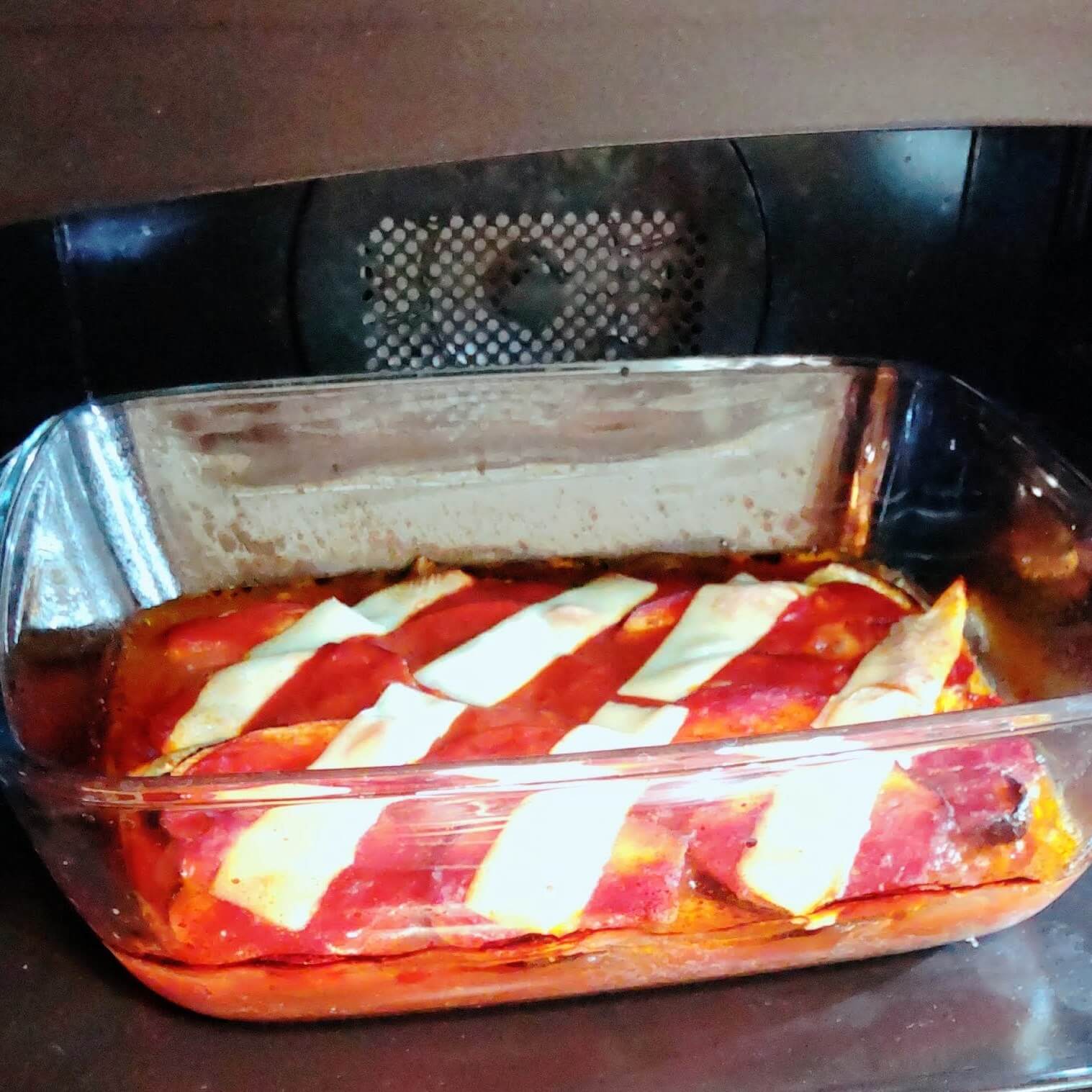 なすとひき肉にトマトソースをかけてオーブンで焼く写真