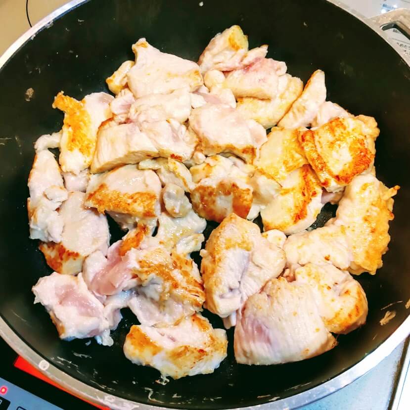 フライパンで焼いている鶏むね肉